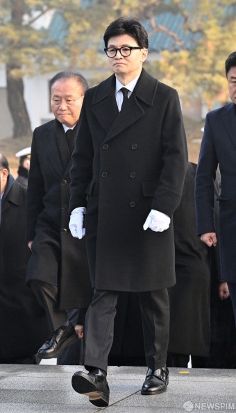 현충탑 향하는 한동훈 국민의힘 비대위원장