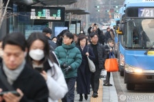 새해 첫 월요일부터 분주한 버스정류장