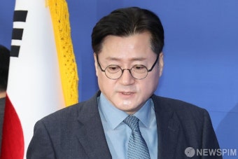 원내대책회의 참석하는 홍익표 더불어민주당 원내대표