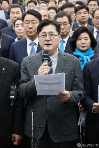 이재명 대표 흉기 피습 사건 입장발표하는 홍익표 원내대표