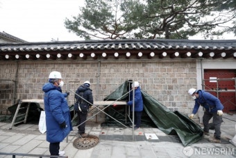 가림막 철거되는 경복궁 담벼락
