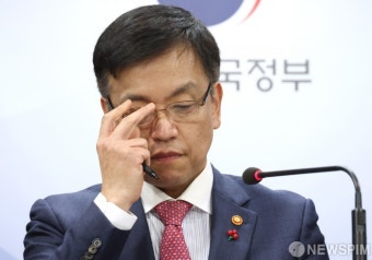 안경 고쳐 쓰는 최상목 부총리