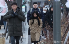 강추위에 옷 여미는 시민