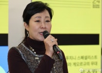 취재진 질문에 답하는 박혜진 서울시오페라단장