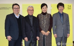 기념촬영하는 안호상 세종문화회관 사장