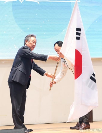 이기흥 회장, 선수단장에 단기 수여