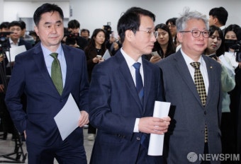 기자회견 들어서는 김종민-이원욱-조응천
