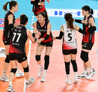 [프로배구] 정관장, 페퍼저축 15연패 빠뜨리며 4위 도약