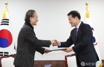 위촉장 받는 유근상 국립북한인권센터 건립 예술특별고문