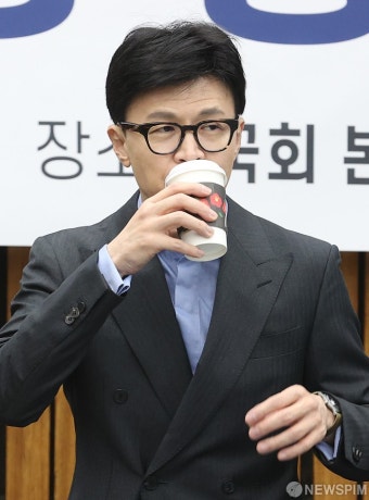 목 축이는 한동훈 비대위원장