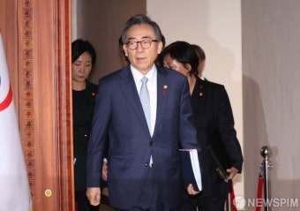 회의실 입장하는 조태열 외교장관