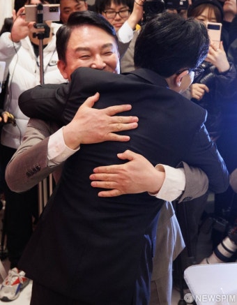 원희룡 전 장관과 포옹하는 한동훈 비대위원장
