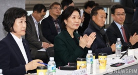 참석지들에게 박수 보낸는 오영주 중소벤처기업부장관
