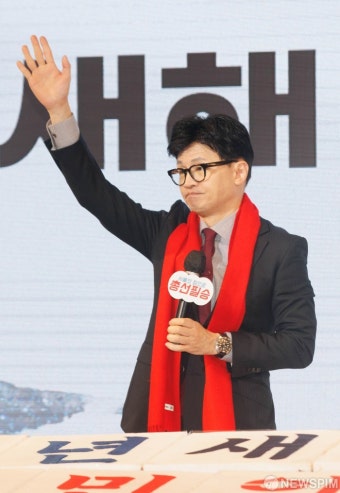 인사하는 한동훈 비상대책위원장