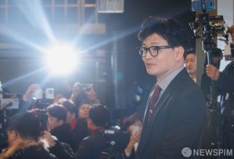 인사하는 한동훈 위원장