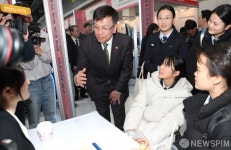 공공기관 채용박람회 채용부스 찾은 최상목 부총리