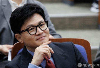 발언 경청하는 한동훈 비대위원장