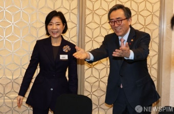 자리 착석 권유하는 오영주 장관과 조태열장관