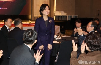 '2024 혁신벤처업계 신년인사회'에서 외빈 소개받는 오영주 장관