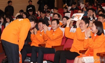 인사하는 '개혁신당'  이준석 대표