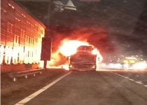 [종합] 경부고속도로 안성IC 인근서 카캐리어 화재...차량 3대 소실