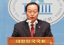 기자회견하는 한기호 국방위원장