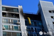 [종합] 포항 용흥동 아파트 화재...60대 거주자 숨져