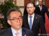 국무회의 입장하는 통일·외교 장관