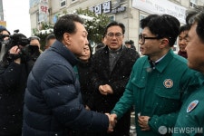 한동훈 위원장 손 잡은 윤석열 대통령