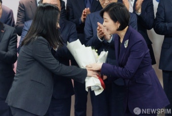 축하 꽃다발 받는 오영주 장관