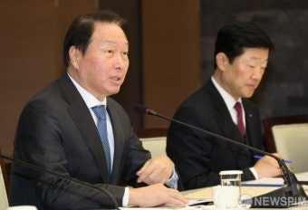 주한 외국상의 회장들에게 인사말하는 최태원 회장