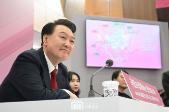 민생토론회 참석자 발언 듣는 윤석열 대통령