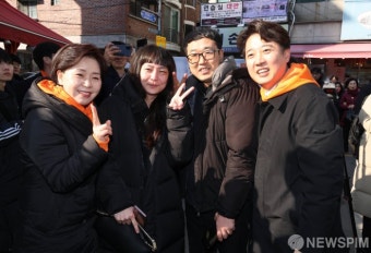 망원시장 시민들과 기념촬영하는 이준석과 양향자