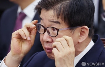 안경 쓰는 유철환 국민권익위원장