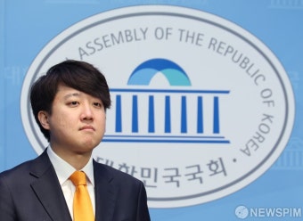 국회 소통관 자리한 이준석 개혁신당 대표