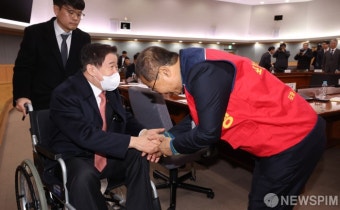 인사 나누는 유철환 권익위원장과 조현측 위원장