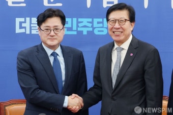 악수하는 홍익표 더불어민주당 원내대표 - 박형준 부산시장