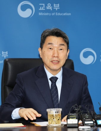 영상으로 시도 교육감에게 늘봄학교 추진 협조 부탁하는 이주호 교육부 장관
