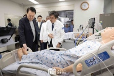 분당서울대학교병원 스마트 시뮬레이션센터 찾은  윤석열 대통령