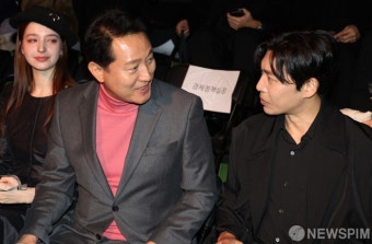'2024 F/W 서울패션위크'에서 고려거란전쟁 양규 장군 배우 지승현과 대화하는 오세훈 서울시장
