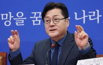 최고위원회의에서 포즈 취하는 홍익표 원내대표