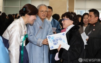 손님 맞이하는 유인촌 문체부장관과 장미란 2차관