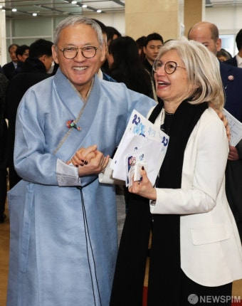 '2024 설맞이 음악회 & 신년 인사회'찾은 주한외교사절 반기는 유인촌 장관