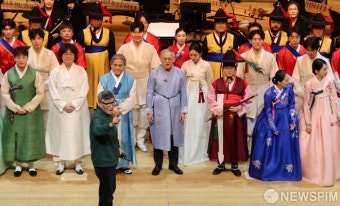 기념촬영 설명듣는 유인촌 장관