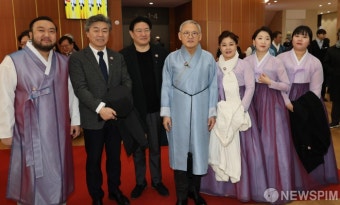 유인촌장관과 기념촬영하는 문화인들