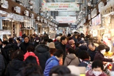 설 명절 앞두고 붐비는 경동시장