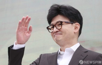김포시민들에게 인사하는 한동훈 비상대책위원장