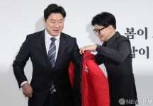 국민의힘 당 점퍼 입는 진종오 대한체육회 이사