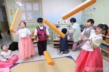 어린이집,설 예절 교육 후 윷놀이