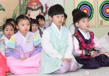 어린이집, 설 세배 후 덕담 듣기 자세